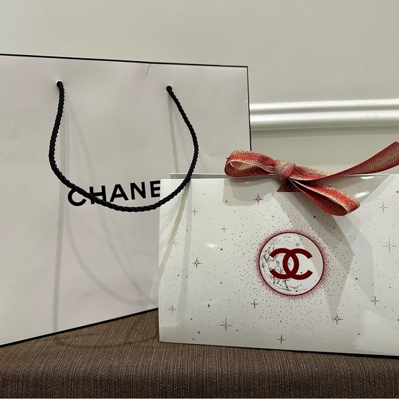 Authentic CHANEL gift bag with gift box - Picture 2 of 11